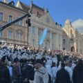 Atmosfera u Novom Sadu pred miting SNS-a: Traktori kod Banovine, pristalice naprednjaka se skupljaju na trgu, studentska lista…