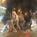 (Video) Udarali ga nogama: Huligani napali majku i sina u Mostaru