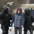 Ruska policija poziva građane da se ne okupljaju povodom smrti Navaljnog, nepoznate osobe tokom noći sklanjale cveće