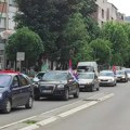 Podrska Vučiću i njegovoj borbi u gs UN stiže i iz Mitrovice! Kolone vozila sa srpskim trobojkama u centru grada