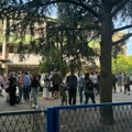 "Razredna, brz oporavak": Održan protest ispred OŠ "Jovan Dučić" povodom nasilja nad nastavnicom biologije (foto, video)