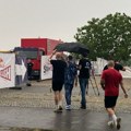 Relji popoviću dvojica muškaraca nose kišobran iznad glave: Reper o "okršaju" sa Marijom Šerifović, pomenuo i…