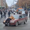 Uznemirujuć snimak iz Požarevca: Pomahnitali vozač vozio demonstranta na haubi