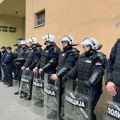 FOTO, VIDEO: Dve grupe roditelja ispred OŠ "Ivo Lola Ribar", policija obezbeđuje skup