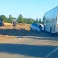 Tri osobe povređene u sudaru prepunog autobusa i automobila kod nekadašnjeg motela „Atina“