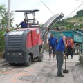 Direkcija na više lokacija, u toku sanacija, asfalterski i radovi na proširenju puteva u gradu i selima