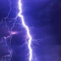 Dve osobe povređene, jedna teško, u udaru groma na fudbalskom terenu u blizini Loznice