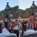 Skrnavljenje tradicije: Baba i deda u krevetu u centru Guče