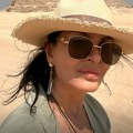 Elena karić jaše kamile u pustinji: Otputovala u Egipat i dotakla piramide, ređa fotke ispred drevnih građevina: "Zagrljena…