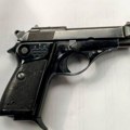 Razbio staklo na vratima prostorija SNS, policija kod njega pronašla pištolj