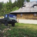 Наш глумац зарађује озбиљну лову, а живи у колиби: Људи су бесни због детаља на зиду, а он се тиме хвали