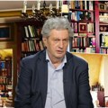 Ovde živi Milomir Marić Salonac sa pogledom na Botaničku baštu: Svuda po kući samo knjige, ima najbogatiju privatnu…