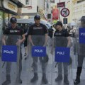 Četiri policajca i dvoje građana povređeno u napadu nožem u Istanbulu