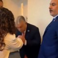 Šta reći na ovo: Orban "ljubi ruke" Vjosi Osmani! (video)