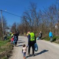 Prelep prizor u selu Rakova kod Čačka: Meštani se sami organizovali i očistili smeće pored puta, u akciji učestvovali i…