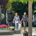 Marija sa ćerkom i majkom stigla na Džejev grob, pa se izdrala na Nadu: Pobesnela kad je videla poruku