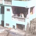 (Video) Džin od vode i blata nosi sve pred sobom, ljudi nestaju u istorijskoj bujici, a onda se desilo čudo! Čitava porodica…
