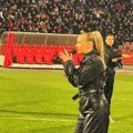 Kakva čast za Šejlu Zonić! Zapevala na krcatom stadionu pred početak utakmice Kupa, oduševila u moćnom izdanju