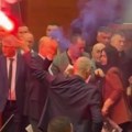 Tenzije u albanskom parlamentu: Opozicionari blokirali govornicu i palili baklje, predsednik izbacio poslanike (video)