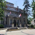 Preko 1,4 miliona evra privatnim firmama za sanaciju igrališta i uređenje međublokovskih prostora u Nišu