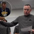 "Nikola, razočarao si me..." Šou u svlačionici Denvera - trener drži govor, a Jokić nosi najveću kajlu ikada! (video)