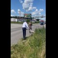 VIDEO Dodik kosi travu u Banjaluci, nadležnima poručio: Ovo je poslednji put da radim posao drugih