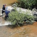 Drama u Leskovcu Automobil sleteo u reku i pao na krov, ljudi se krstili kada su ga videli