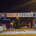 Na pasarelu iznad puta Kosovska Mitrovica - Raška vraćen transparent „Ovo je Srbija“ /foto/