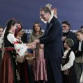 Vučić uneo badnjak u Predsedništvo, pa ugostio srpsku decu iz Makedonije: Srećan Božić svima, posebno našem stradalnom…