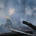 Veliki požar u Beogradu Gusti dim kulja, vatrogasci se bore sa plamenom