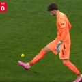 Prekid u Dortmundu, Kobel se zabavlja i žonglira (VIDEO)