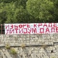 "Kreni-Promeni" na Tvrđavi u Nišu istakao transparent "Izbore krade, litijum dade"