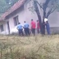 Opsadno stanje kod Nevesinja: Migrant zauzeo napuštenu kuću, pucao i bacio bombe na meštane i policiju (VIDEO)