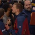 Jokić poljubio amerikanca tri puta, pa otkrio - "on želi da postane Srbin" Hit scena zbog koje je Barkli "odlepio" u programu…