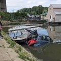 Umesto u rikverc ubacio u brzinu! Otkriveno kako je momak autom sleteo u Savu s mosta na Adi! S njim u vozilu bila i devojka…