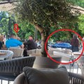 Ljudi posmatraju i krste se: Ministar seo na kafu u centru Leskovca, a automobil parkirao na sred gradskog trga