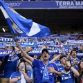 Lude scene u ovijedu: Tuča na terenu, fešta na tribinama i čudo Veljka Paunovića (video)