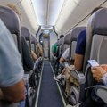 Panika u avionu zbog jedne reči - putnica videla poruku muškarca ispred sebe, kapetan odmah prekinuo let