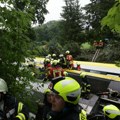 Prve fotografije i snimci katastrofe u Nemačkoj: Deo vagona bez krova, ljudi zarobljeni u vagonima