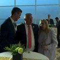 "Padni mi na grudi" Orban prigrlio umornu Đorđu Meloni (video)