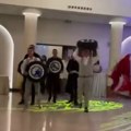 Svi nose po jednu dok ulaze u salu, a onda... smeh! Maturanti srednje škole u Čačku priredili razrednom nesvakidašnji poklon…