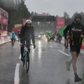 Haos na Vuelti: Grad prekinuo trku, vozači tražili gde da se sakriju VIDEO