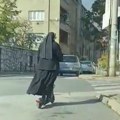 (Video) Konačno razotkrivena misterija Evo šta stoji iza osoba obučenih kao časne sestre koje se pojavljuju na ulicama Srbije…