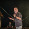 Toni Cetinski doživeo peh na nastupu u Beogradu: Pevač pao na glavu, odmah pritrčali da ga dižu VIDEO