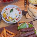Domaćini vole urnebes Srpski restoran u Kini okuplja naše gastarbajtere, ali i domaćini vole ćevape i rakiju (video)