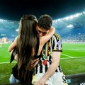 Dušan je prvo njoj poleteo u zagrljaj! Vlahović doneo trofej Juventusu, pa proslavio u društvu prelepe Srpkinje! (foto)