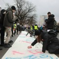 Režimski mediji su deo filma koji snimaju studenti prikazali kao lažiranje incidenata