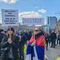 FOTO, VIDEO: Ispred Skupštine Novog Sada kordon u punoj opremi za demonstracije, stiglo pojačanje