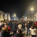 Održan protest ispred Policijske uprave, protestanti pravili buku kod kuće gradonačelnika, a sedište SNS-a zasuli jajima