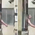 U Rakovici se dogodio horor! Muškarac koji preti sa terase je isekao vene! Jeziv snimak, trese krvavom rukom!